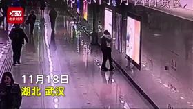 中國,地鐵,摸頭,加班,崩潰（圖／翻攝自北京時間）