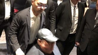 竹聯幫主么么70大壽！坐輪椅現身