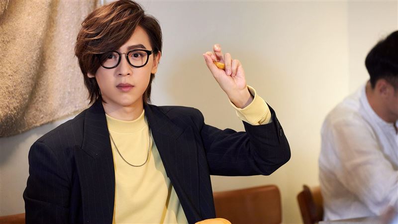 愛上同一女！男星手插燙咖啡嗆爆情敵