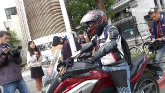 重機停汽車格遭拒！保全：你這兩輪的