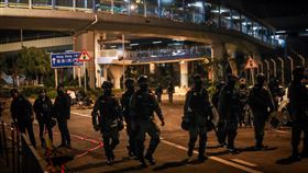 理大持續遭圍近來反送中爆發激烈警民衝突，警方從11月18日起包圍香港理工大學，並在校區外設防線，20日凌晨部分警務人員卸下任務步出防線。中央社記者吳家昇攝  108年11月20日