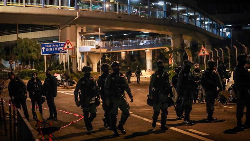 丟催淚彈後…港警喊和平解決理大事件