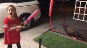 Ryann用揮棒的方式勇敢拔牙。（圖／翻攝自Baseball For All
推特）