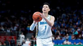 CBA／豪送鞋正妹！三分打鐵又被酸
CBA,林書豪,北京首鋼,三分球,正妹
翻攝自微博