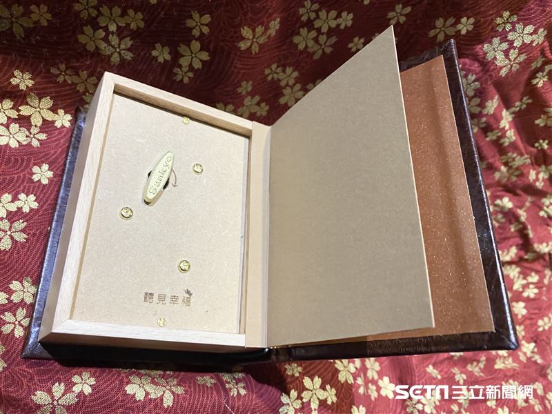 林志玲和AKIRA世紀婚禮伴手禮。（圖／記者林聖凱攝影）