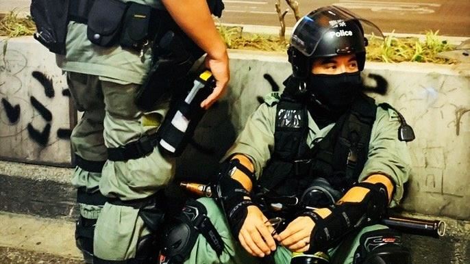 港警自稱蟑螂剋星　發福利照搶當網紅