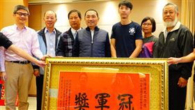 電機碩士翁治源返家種茶  5年磨練全國賽奪冠77年次的翁治源（右3）是電機碩士，5年前決定返家種茶，今年奪下「全國部分發酵茶製茶技術競賽」冠軍，他20日將冠軍獎牌獻給新北市長侯友宜（右4），並獲贈匾肯定。（農業局提供）中央社記者王鴻國傳真　108年11月20日