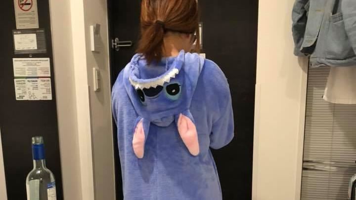 女穿史迪奇裝出門　網一看下面全暴動