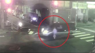 婦違規穿越馬路遭撞飛亡　驚悚畫面曝