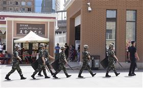 紐約時報日前揭露中共內部文件，鐵腕治疆政策的細節浮上檯面。圖為7月5日新疆烏魯木齊一批武警在街上巡視。（檔案照片／共同社提供）