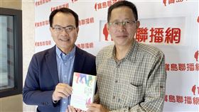 力薦作伙走台步  劉克襄：語言是文化重要的一環中央通訊社董事長劉克襄（右）接受廣播節目「寶島全世界」主持人鄭弘儀（左）專訪，為中央社新書「做伙走台步」宣傳，他認為語言是文化重要的一環，這本書透過了解台語文發展，來探討台灣本土文化環境。中央社記者陳政偉攝  108年11月20日