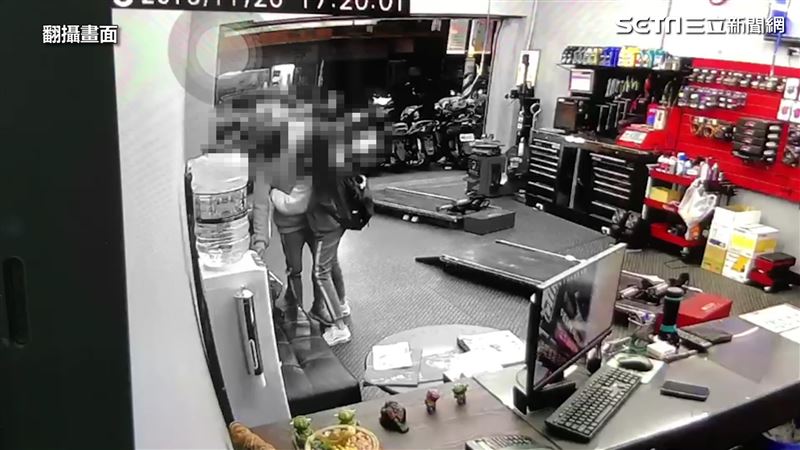 高中妹「討抱抱」　被男伴載撞外送員