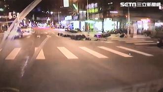 目擊者聞巨響！外送員噴飛龍頭全爛