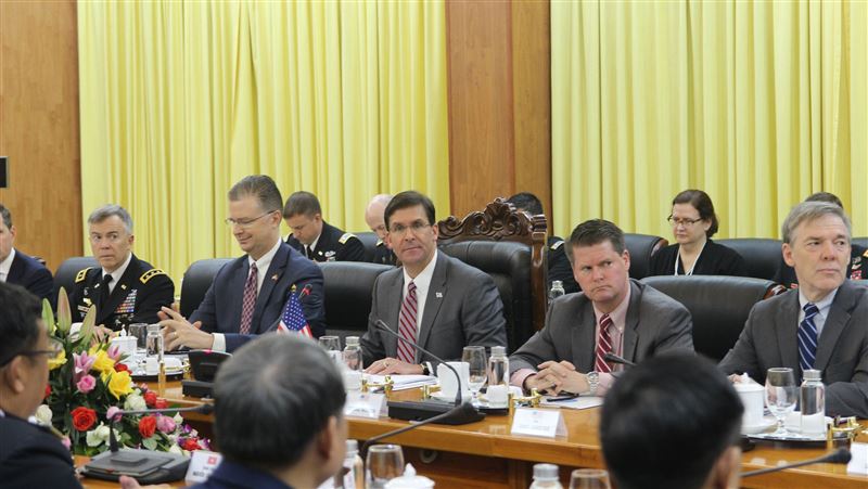 美防長訪越　支持國際法解決南海爭議