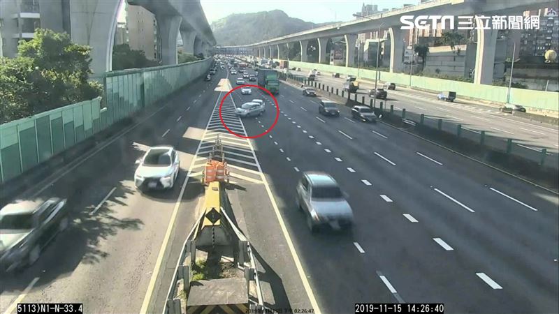 國道切4車道遭撞　三寶骨折還吃罰單