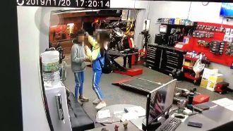 剛幫新車換輪胎　慘遇車禍女友腿斷