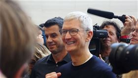 美國,川普,參觀,蘋果德州廠,庫克,兄弟情(圖/中央社)