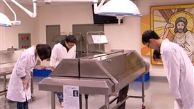 癌妻當大體老師　解剖那天他不捨崩潰