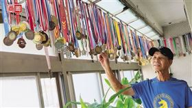 成排獎牌高掛家裡陽台，輕輕撥動，像風鈴一樣叮鈴作響。(攝影者．商周林衍億)