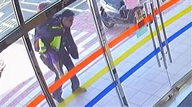 新竹縣,婦人,牽車遭壓住,暖警,協助脫困(圖/警方提供)中央社