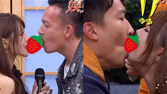 D槽女神親餵條狀物！情獸猛吸臉潮紅