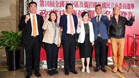 親民黨不分區立委登記親民黨副總統參選人余湘（右3）21日率領不分區立委提名人游文人（左起）、陳怡潔、李鴻鈞、李海同（右起）和張碩文，前往中選會完成不分區立委名單登記。中央社記者林俊耀攝　108年11月21日