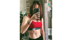 依瑟儂大秀腹肌。（圖／翻攝自依瑟儂IG）