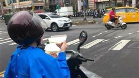 等紅燈騎士開扒便當！網曝心酸真相（圖／翻攝自爆笑公社）