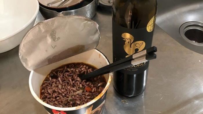 他煮紅酒泡麵追學姊　卻換人生跑馬燈