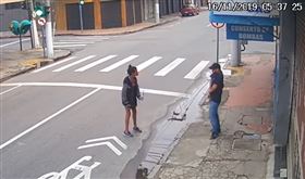 流浪女向路人「要7元買飯」！男子看一眼後掏槍…當場射殺（圖／翻攝自YouTube）