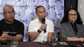 十年前菲南屠殺 菲媒黑衣哀悼：新聞不是罪行菲南馬吉丹奧省2009年58人屠殺案，受害家屬前省長滿古達達圖（中）、律師桑托斯（右）、菲國全國記者聯盟主席艾斯皮納（左）等人出席外國記者協會論壇。中央社記者陳妍君馬尼拉攝 108年11月21日