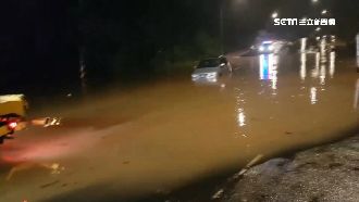 連日大雨淹了　轎車涉水卡路中等救援