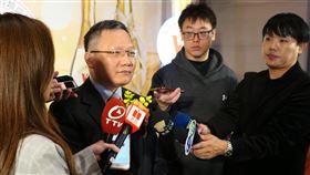 傳汽車零組件降稅優惠有望回溯 財長否認財政部長蘇建榮（右3）今天受訪表示，9項汽車零組件關稅降稅未來何時完成修法，就何時開始適用，不會回溯。中央社記者吳佳蓉攝 108年11月21日