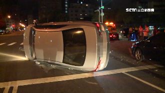 18歲男疑恍神　撞路邊側翻車立路上