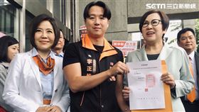 李正皓披橘袍選立委 記者林恩如攝影