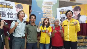 黃國昌陪同律師張怡登記參選立委（1）家住屏東恆春鎮的留美律師張怡（中）21日由時代力量立委黃國昌（右）等人陪同，到屏東縣選委會登記參選屏東第2（屏南）選區立委，她並宣示「乾淨政治、公平正義、時力聯盟守護台灣到底」的競選主軸。中央社記者郭芷瑄攝　108年11月21日