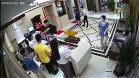 中國官方21日以深圳警方接受媒體採訪的名義公布一段影片，聲稱是英國駐香港總領事館雇員鄭文傑（紅圈標註者）嫖娼及事後接受偵訊的畫面。（圖取自人民日報微博網頁weibo.com）