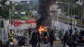 一位從香港逃回義大利的學生接受義媒專訪指出，香港中文大學被警方圍攻時宛如戰場。圖為港中大二號橋成為警察與蒙面示威者攻防的主戰場。（中通社提供）