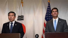 美國因要求南韓分攤5倍駐韓美軍費用，兩國為此陷入僵局之際，南韓與中國卻達成強化安全關係以穩定東北亞的共識。圖為南韓防長鄭景斗（左）與美國代理防長艾斯培17日在曼谷區域安全會議舉行聯合記者會。