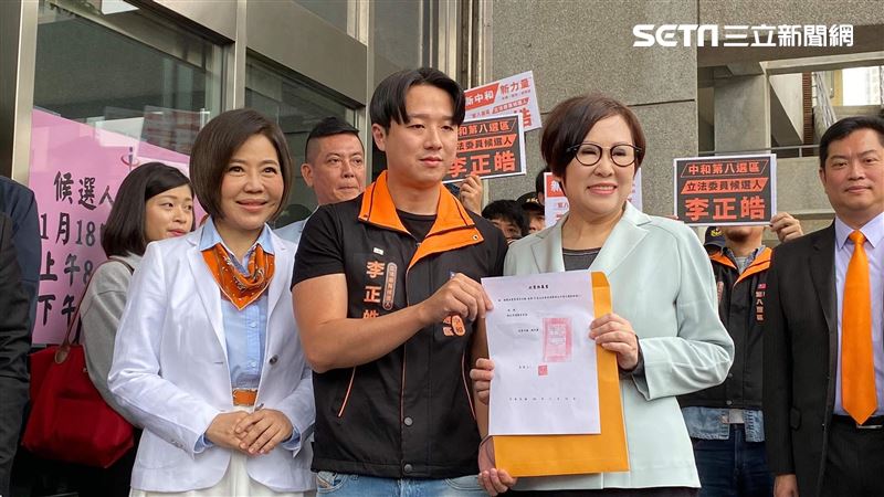 黑韓竟遭國民黨開除　宋楚瑜陪他登記