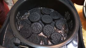 OREO燉飯（圖／翻攝自mrrocketnews YouTube）
