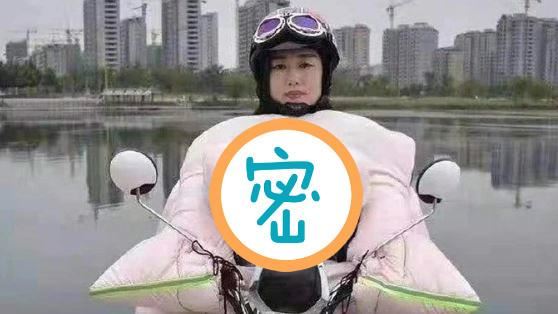 母捧童遺照騎車？奇葩擋風設計網看傻