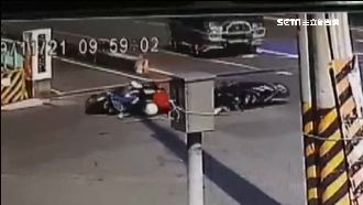 恐怖！自行車道「機車竄出」撞飛騎士