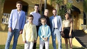 英國富豪家庭，同志爸爸居然愛上大女兒前男友，家人反而支持不反對，繼續過著快樂生活。（圖／翻攝自臉書）