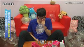 ▲小劉將100個保險套吹滿氣。（圖／蘭懶錄 授權）