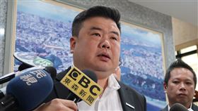 三度被恐嚇　簡煥宗：不惜代價捍衛家人民進黨籍高雄市議員簡煥宗三度被恐嚇，不利留言還出現「你是不是想你小孩像『小燈泡』人頭落地」的字句。他8日受訪表示，每個父母心中都有一個小燈泡，他會不惜一切代價，捍衛家人及一切。中央社記者王淑芬攝　108年5月8日