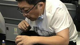 中國大陸,搭機無法排尿…老人膀胱快爆裂　暖醫「用嘴吸尿」急救！（圖／翻攝自網易新聞）