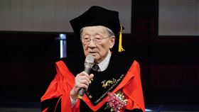 李行,90歲高齡,獲頒,南藝大,名譽博士(圖/國立台南藝術大學提供)中央社