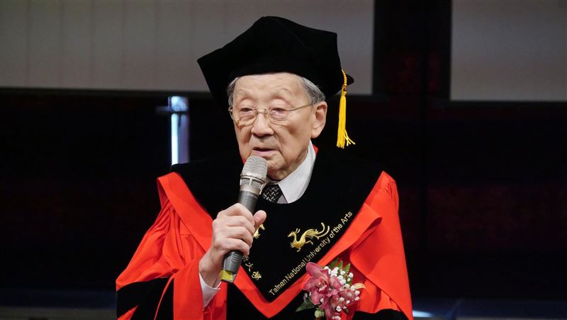28年拍多部電影！李行獲頒名譽博士