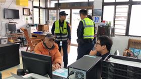 花蓮縣,日籍老翁,拘留台灣,警察,助其返鄉(圖/玉里警分局提供)中央社